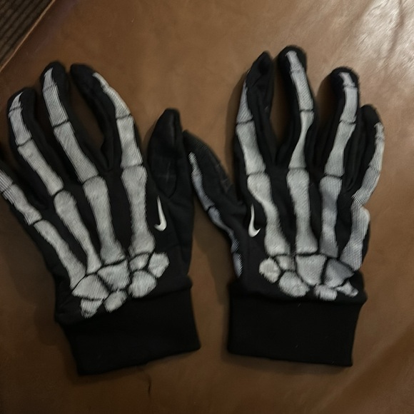 Nike skeleton crew therma fit neck warmer & size L gloves - Picture 3 of 4